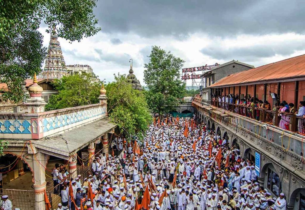 मानसून का मौसम और त्योहारों की बौछार