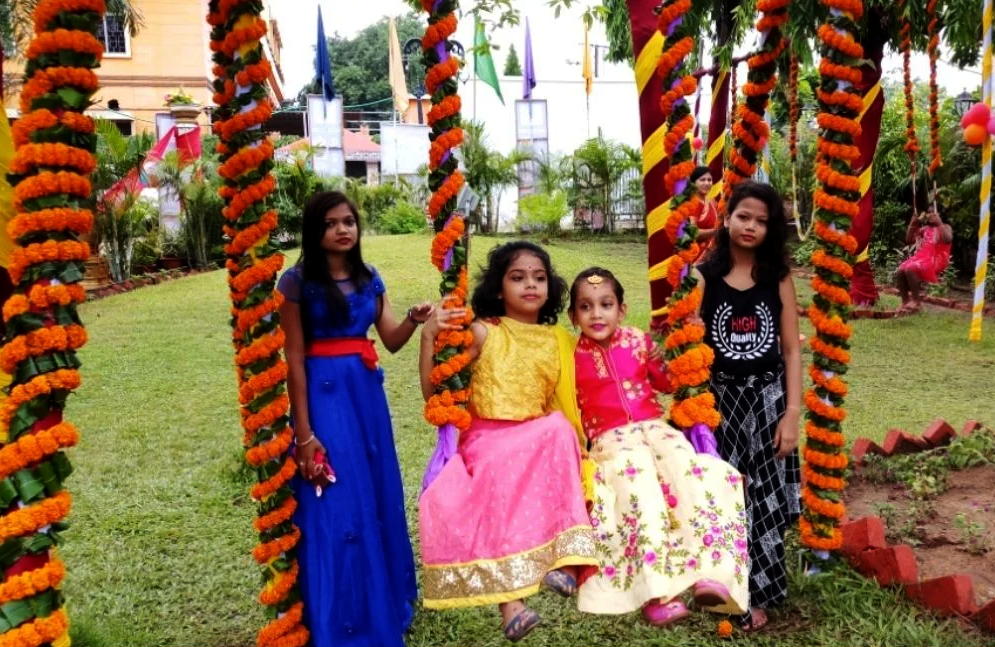 मानसून का मौसम और त्योहारों की बौछार