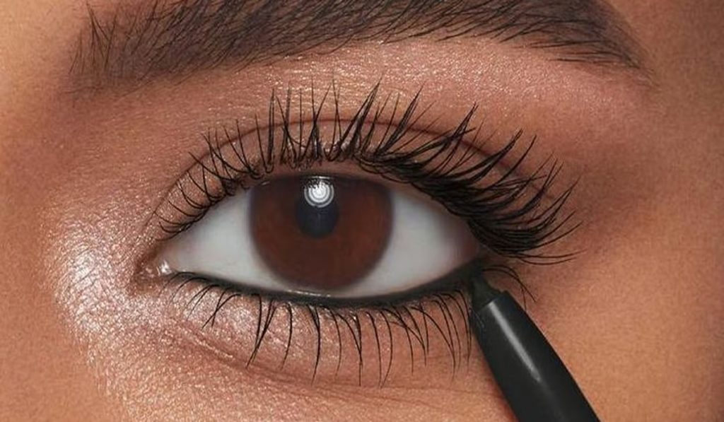 Travel Makeup Tips: सफर के दौरान करें हल्का, लॉन्ग-लास्टिंग और स्किन-फ्रेंडली मेकअप