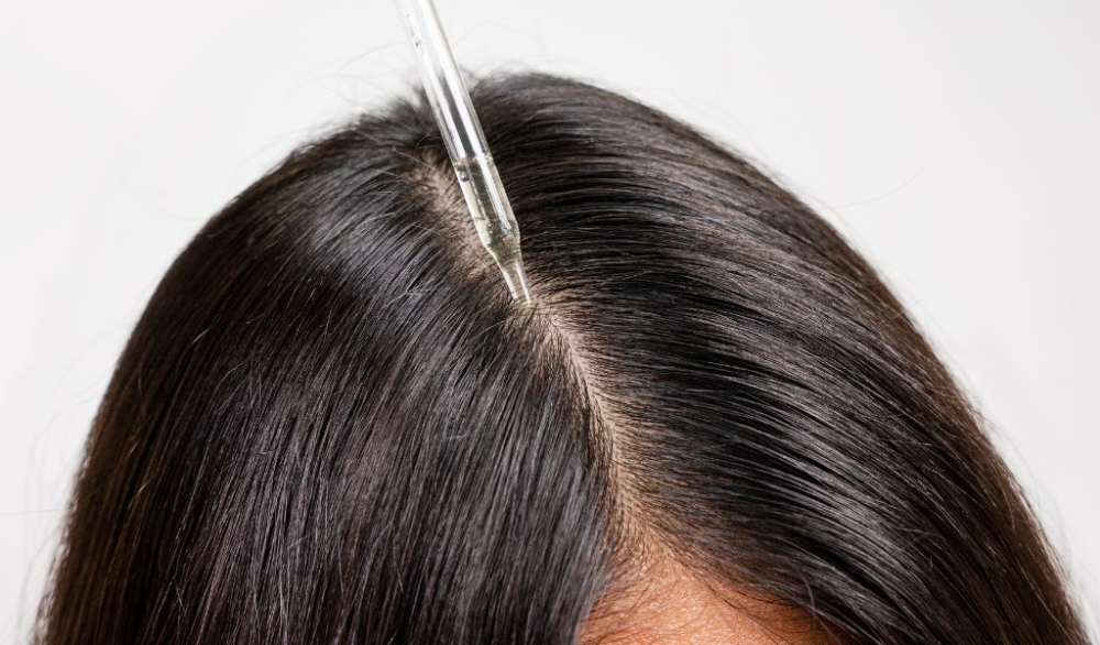 ट्रैवल के दौरान Frizzy Curly Hair से कैसे पाएं छुटकारा? जानिए ये आसान रूटीन