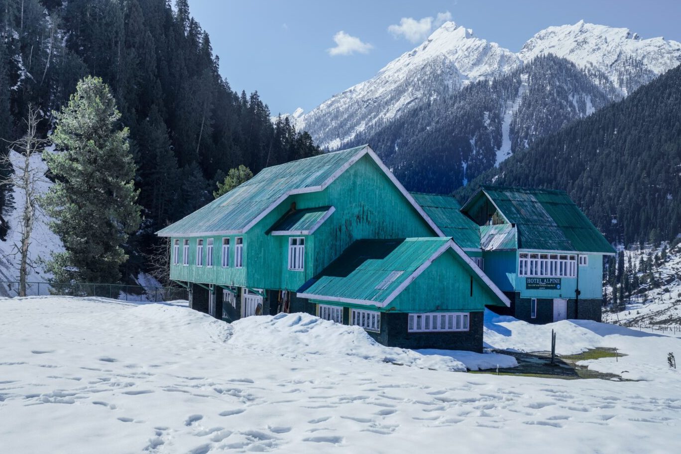 Gulmarg Snowfall Travel Tips: गुलमर्ग में बर्फबारी के दौरान सेफ ट्रैवल कैसे करें?