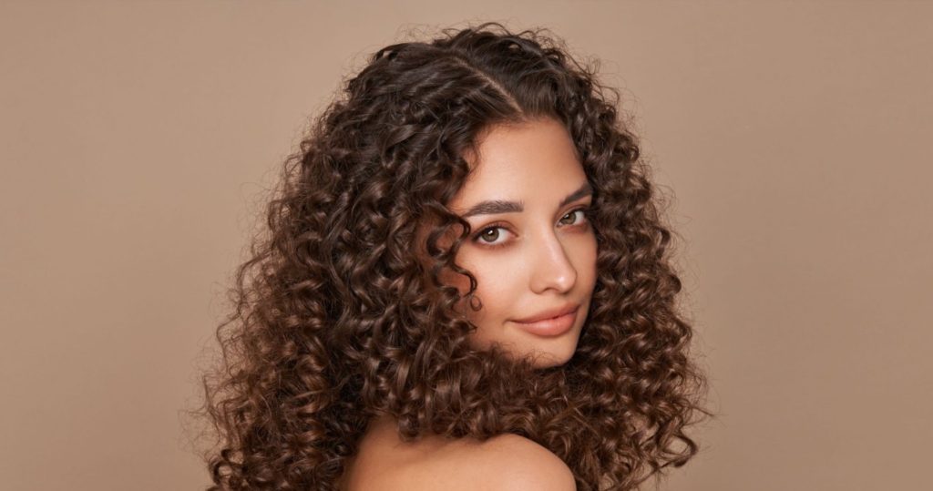 ट्रैवल के दौरान Frizzy Curly Hair से कैसे पाएं छुटकारा? जानिए ये आसान रूटीन