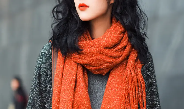 ट्रैवल के दौरान भी स्टाइलिश दिखें: स्कार्फ के स्मार्ट हैक्स!