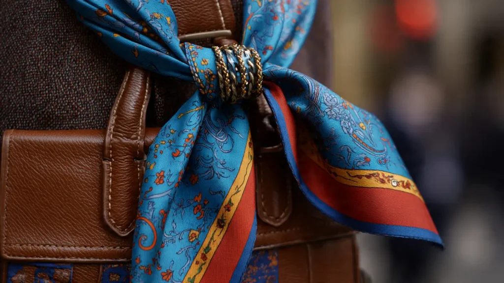 ट्रैवल के दौरान भी स्टाइलिश दिखें: स्कार्फ के स्मार्ट हैक्स!