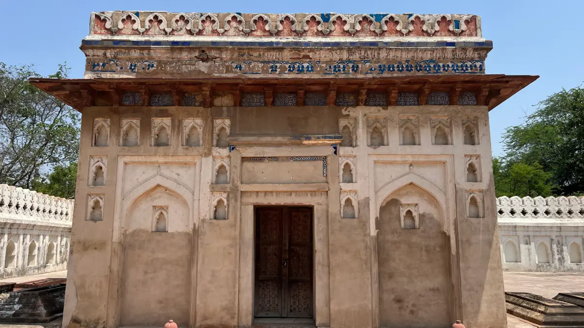 जमाली कमाली मकबरा 