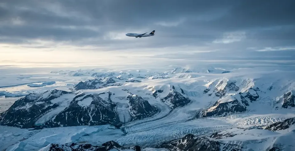Antarctica के ऊपर से हवाई जहाज क्यों नहीं उड़ते? पूरी सच्चाई