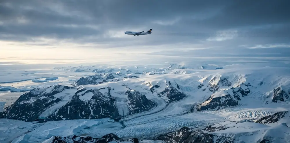 Antarctica के ऊपर से हवाई जहाज क्यों नहीं उड़ते? पूरी सच्चाई